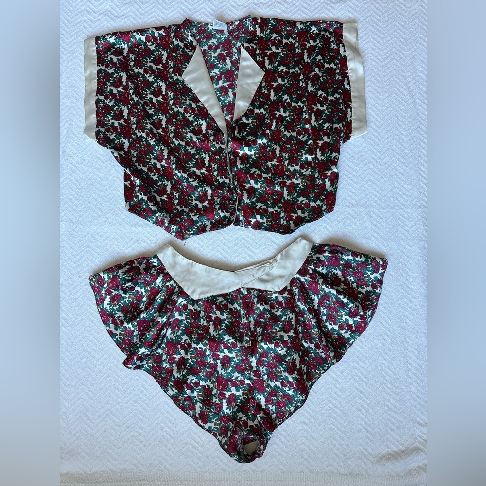 Vintage cream lapels two-piece Rose sleep set size medium  High waist